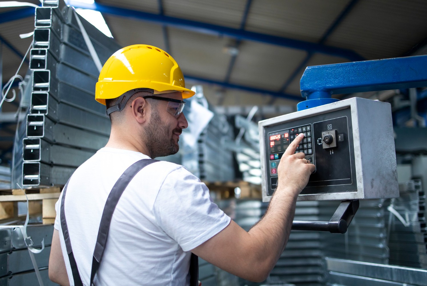 01-precision_mechanical_manufacturing_Freepik 01-precision_mechanical_manufacturing_Freepik